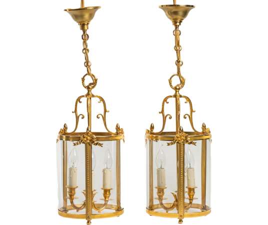 Paire de lanternes de style Louis XVI.  XXème-siècle.