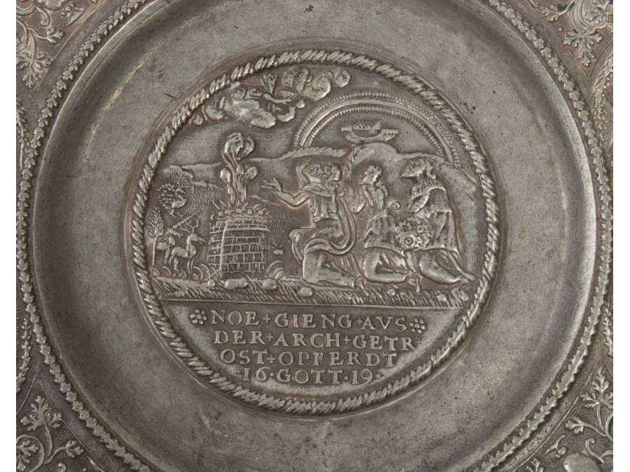 Patène à décor en relief. XVIIème siècle.