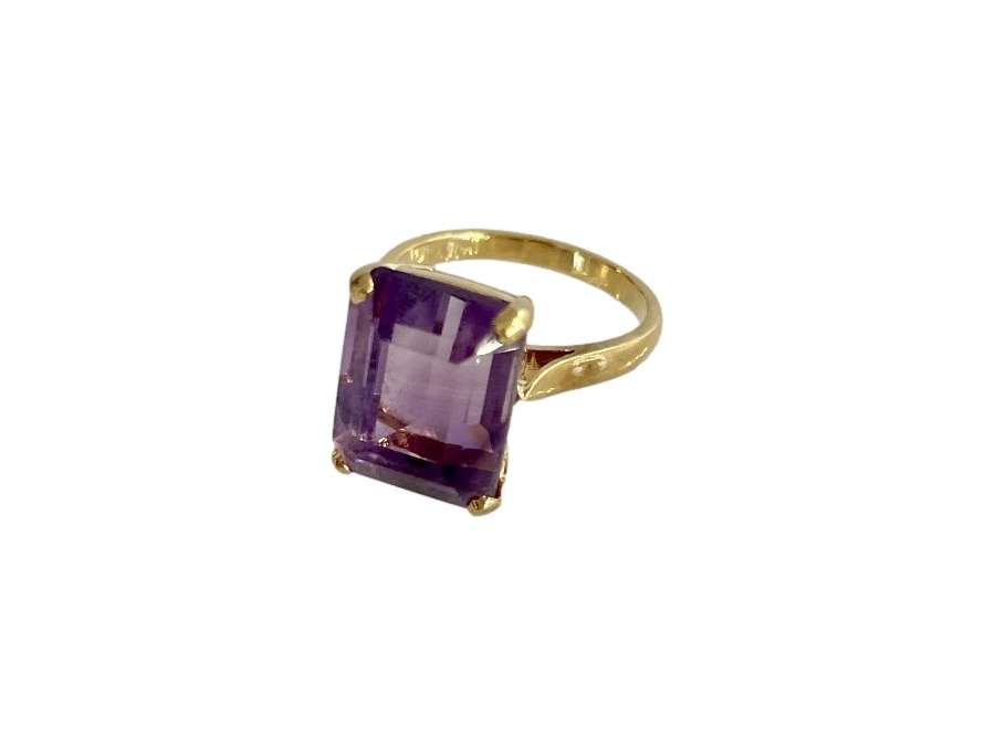 Gold and amethyst ring