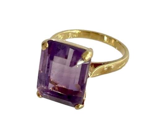Gold and amethyst ring