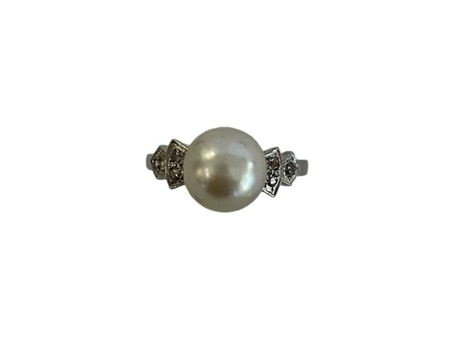 Art-Deco ring adorned with a fine pearl