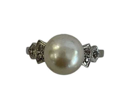 Art-Deco ring adorned with a fine pearl