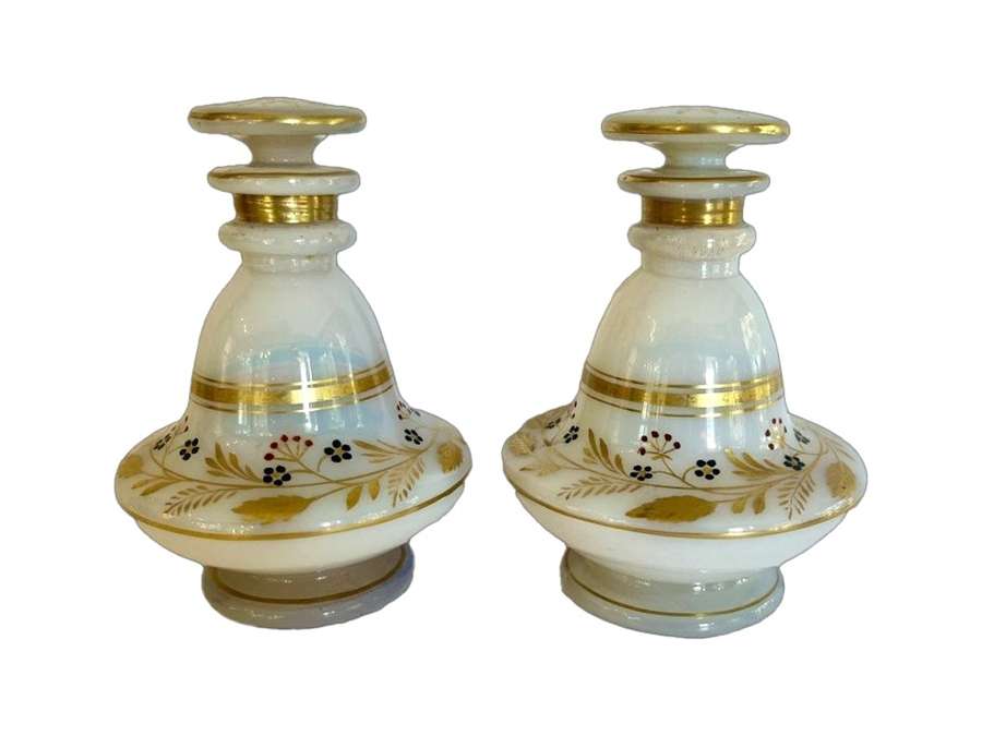 Paire de flacons +en opaline "bulle de savon". époque Charles X