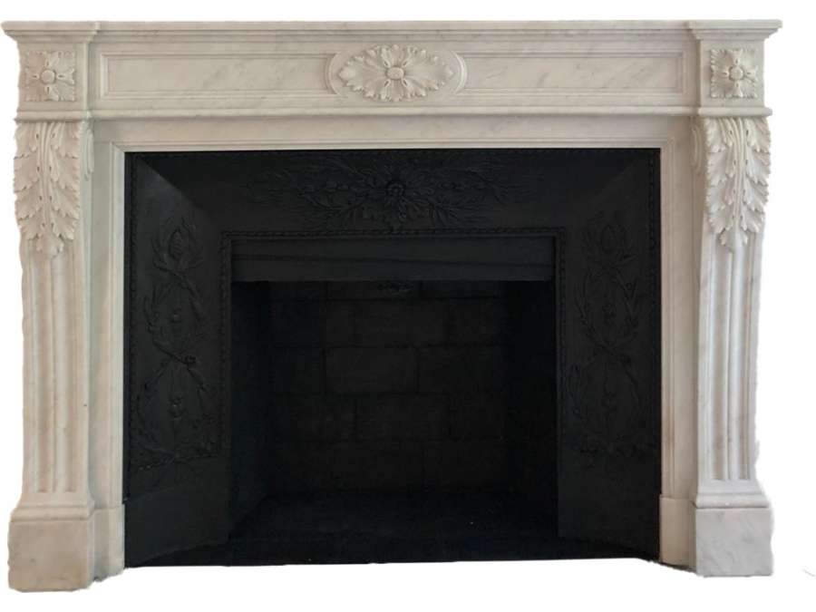 Paire de cheminées anciennes de style Louis XVI a feuilles d'acanthes et rosaces en marbre de...