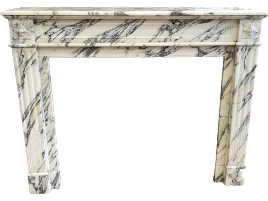 Beautiful antique Louis XVI style fireplace in Arabescato marble dating from the end of the 19th century