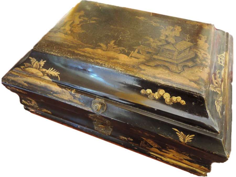 Box or box in Perruques lacquer of black China and Gold. XVIIIth century