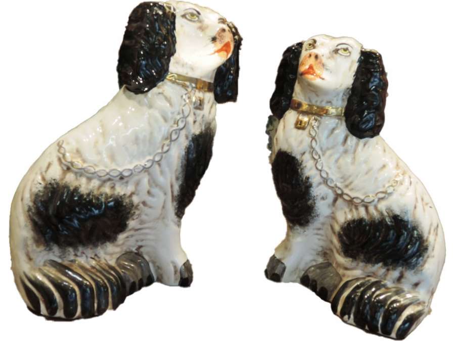 Pair Of Dogs With Gold Collar In Staffordshire Porcelain. Period End XIXth, Beginning XXth