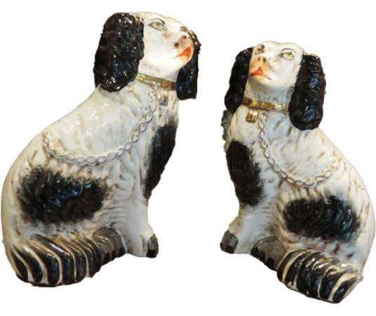 Pair Of Dogs With Gold Collar In Staffordshire Porcelain. Period End XIXth, Beginning XXth