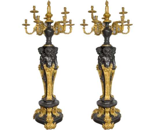 Paire De Candelabres En Bronze Mat Et Doré - Style Napoleon III Aux Bébés - Chandeliers-Candélabres