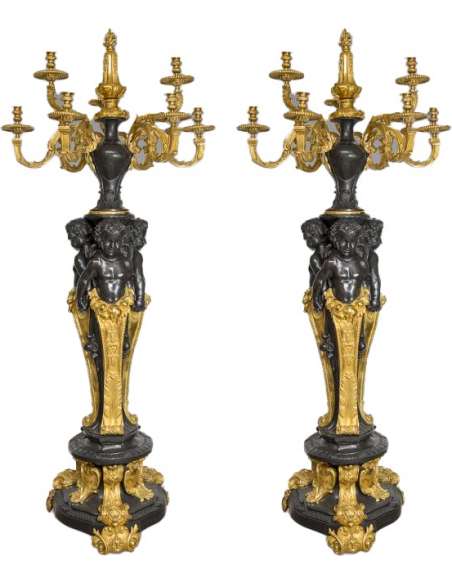 Paire De Candelabres En Bronze Mat Et Doré - Style Napoleon III Aux Bébés - Chandeliers-Candélabres-Bozaart