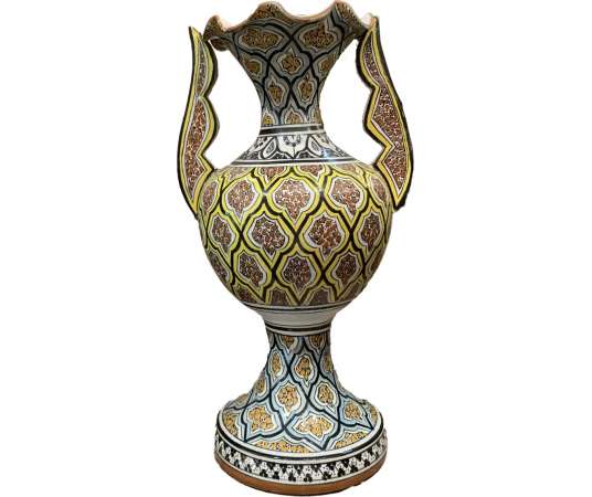 Vase à Décor De Motifs Orientaux